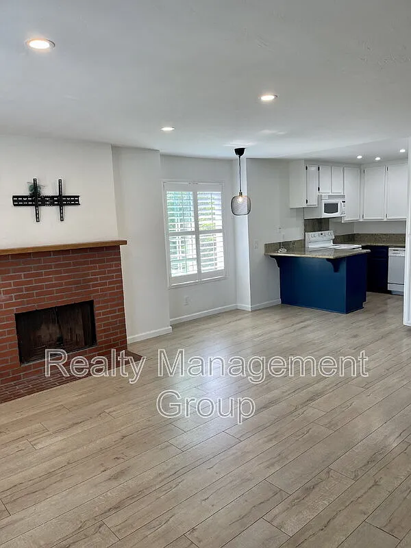 2 bed, 3.0 bath, 952 sqft, $2,990 — Photo 3