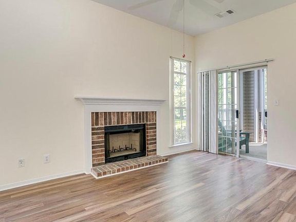 2nd image of 600 Squire Ln APT 1F