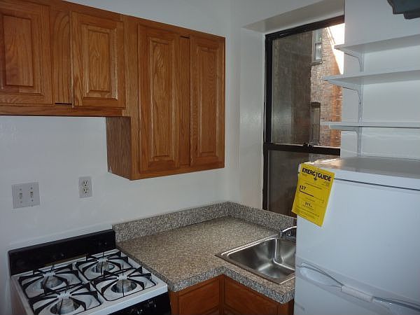 2nd image of 42 Bank St APT 15