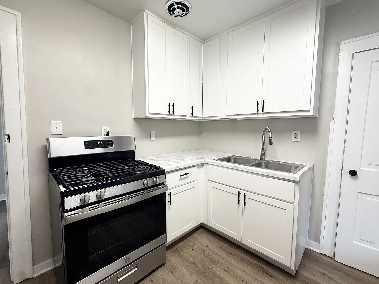 221-223 North Pinckney Street - 221 Upper — Photo 4