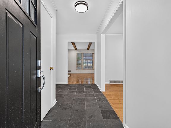 3rd image of 2313 W 71st St