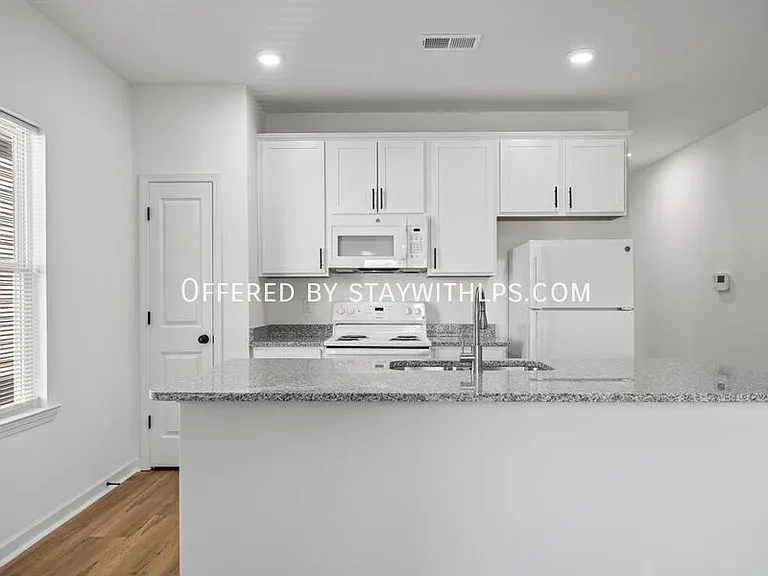 1571 Court Ave #102 — Photo 22