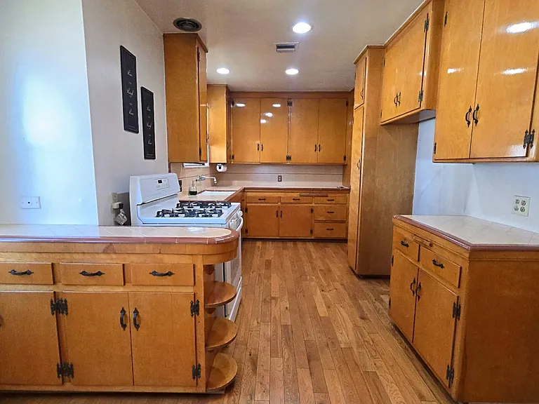 726 N Foxdale Ave — Photo 7