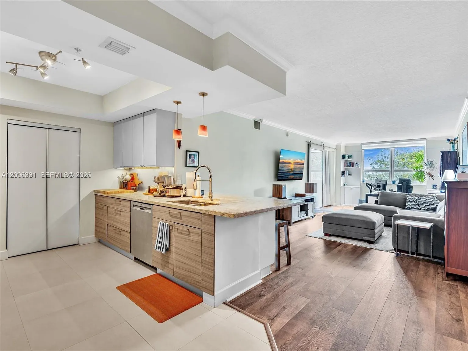 Cite Condo — Photo 2