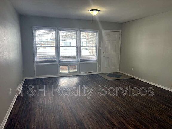 3rd image of 608 Iroquois St