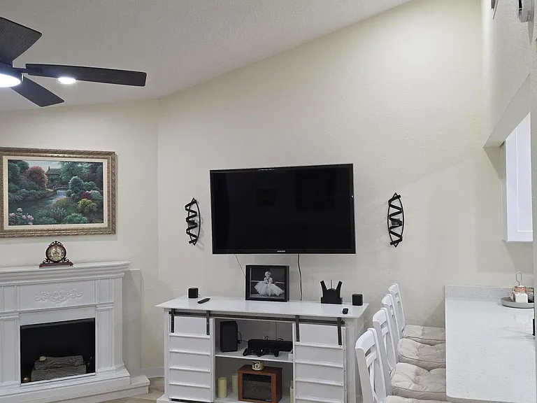7411 Colony Cove Ln — Photo 2