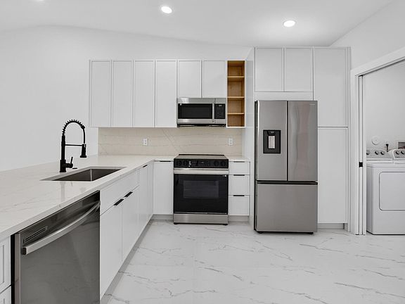 5th image of 8224 SUMMERBREEZE Lane