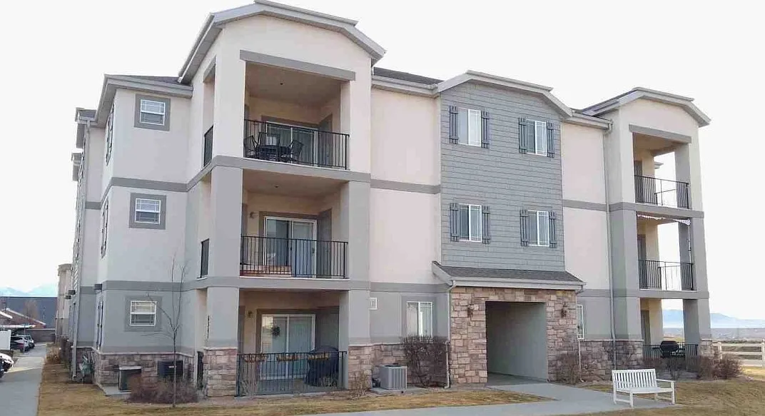 3 bed, 1267 sqft, $1,900 — Photo 2