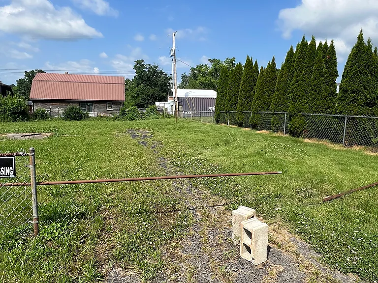 702 Lukie Dr — Photo 3