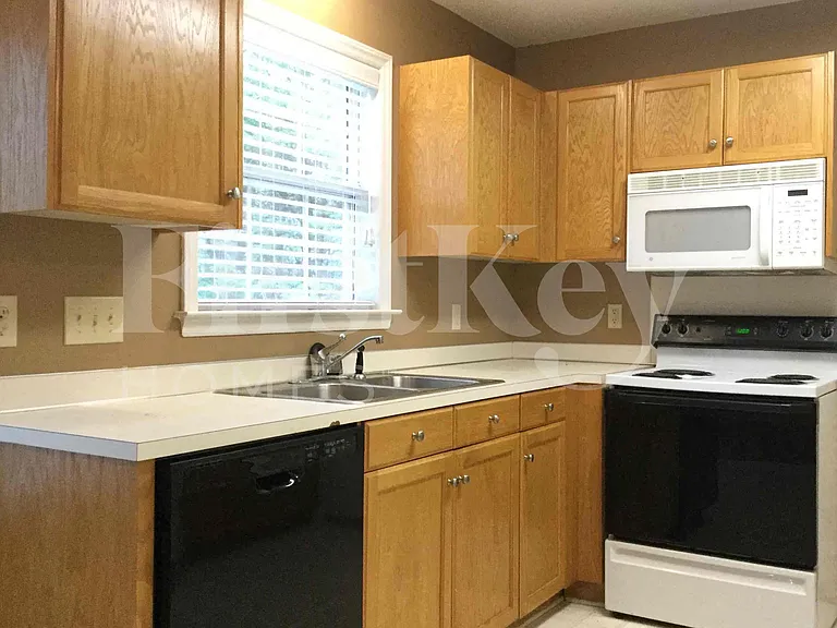 8102 Kingston Dr — Photo 8