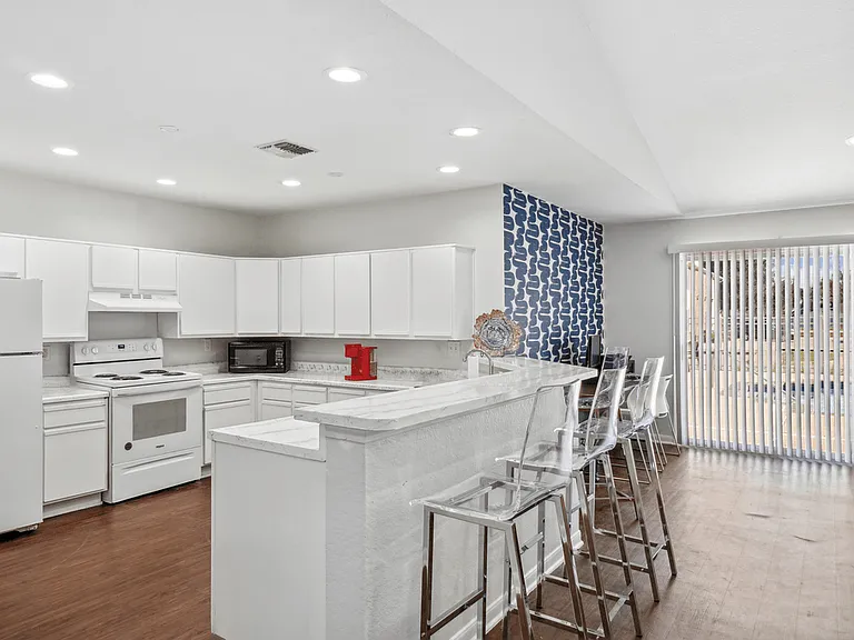 Falcon Pointe Apartments — Photo 12