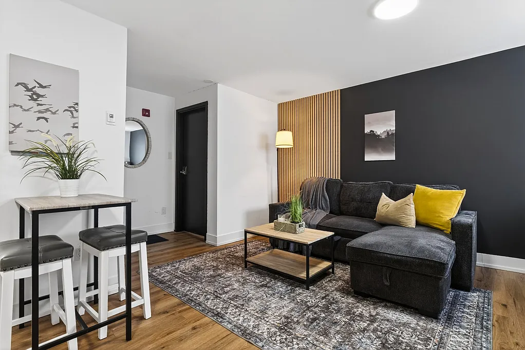 1 Bedroom - 610 King St E — Photo 2