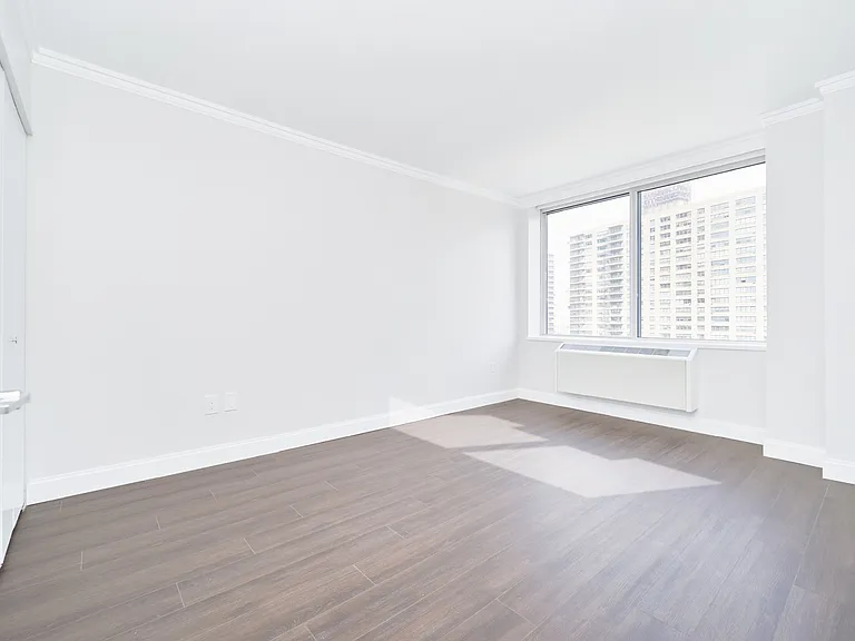 160 Riverside Blvd #19H — Photo 7