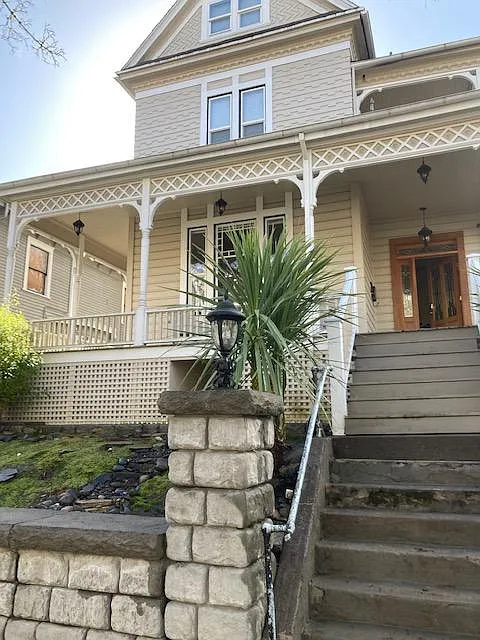 NW Northrup St, Portland — Photo 1