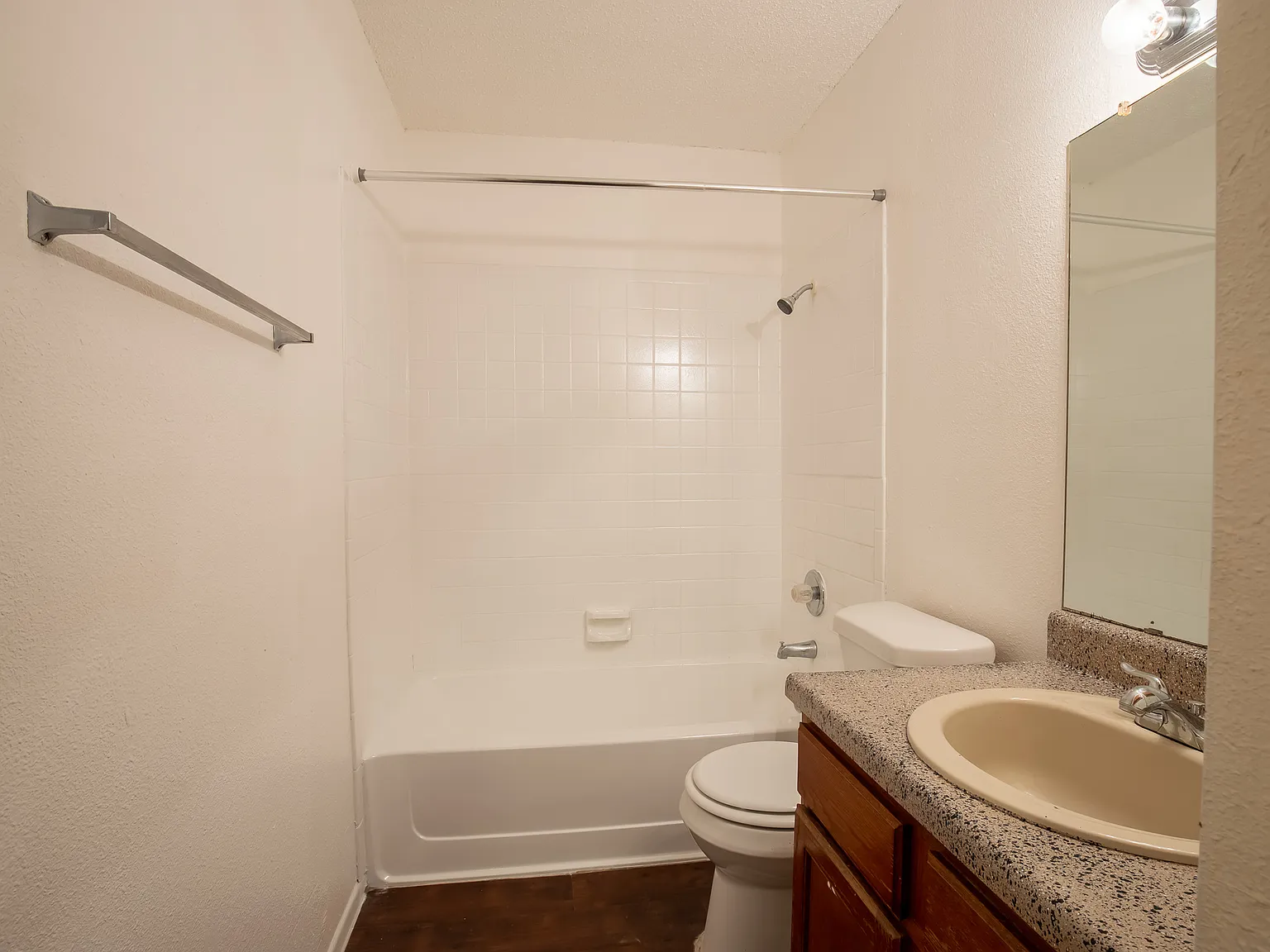 2 bed, 1.5 bath, 1460 sqft, $1,300 — Photo 4