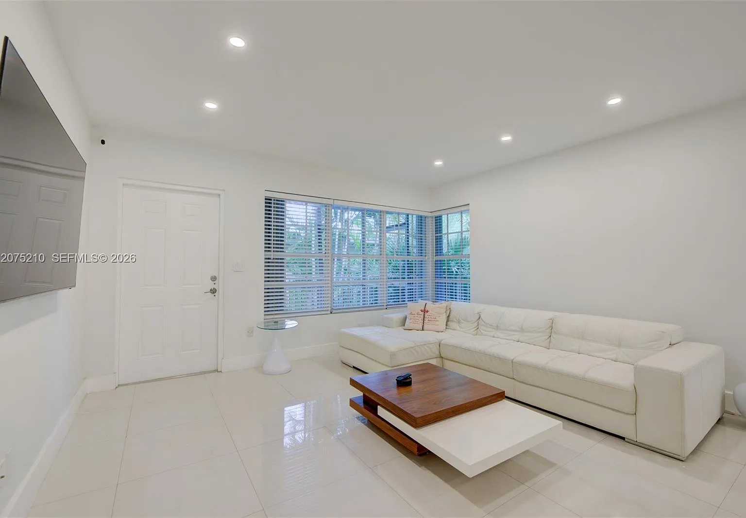 Rex Gardens Condo — Photo 3