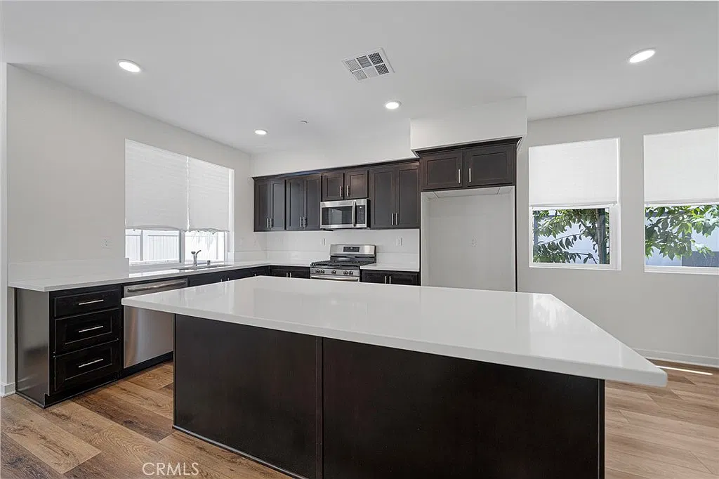 3 bed, 2.5 bath, 1609 sqft, $3,900 — Photo 2