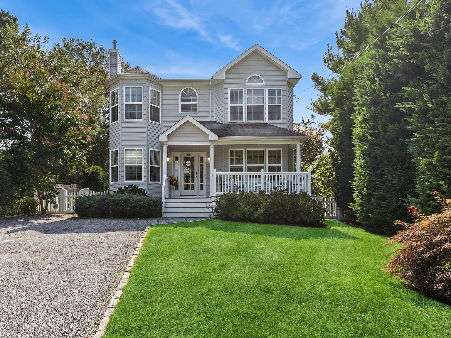 4 bed, 3.0 bath, 1800 sqft — Photo 2