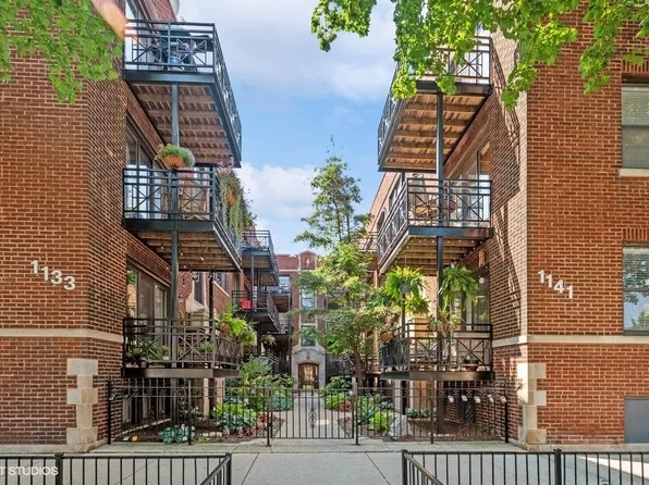 1137 W Grace St APT 2E, Chicago, IL 60613