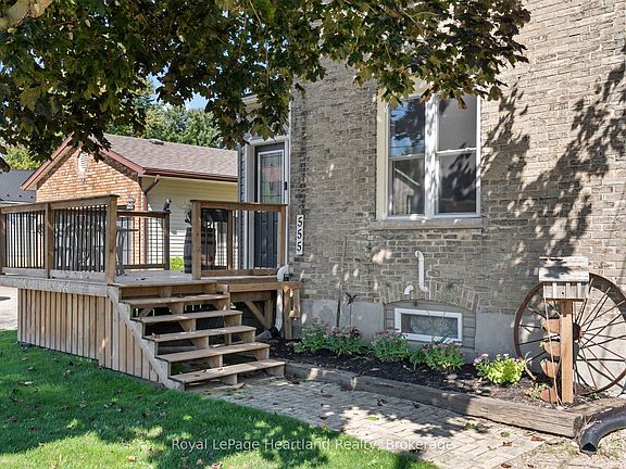 3rd image of 555 Raglan St