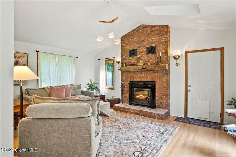 5th image of 314 Burgoyne Road