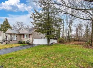 533 W 6th Ave, Roselle, NJ 07203