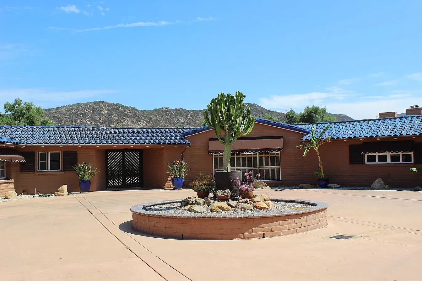 4 bed, 3700 sqft, $6,500 — Photo 1