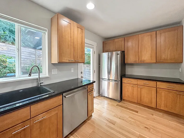 15 W Florentia St — Photo 10