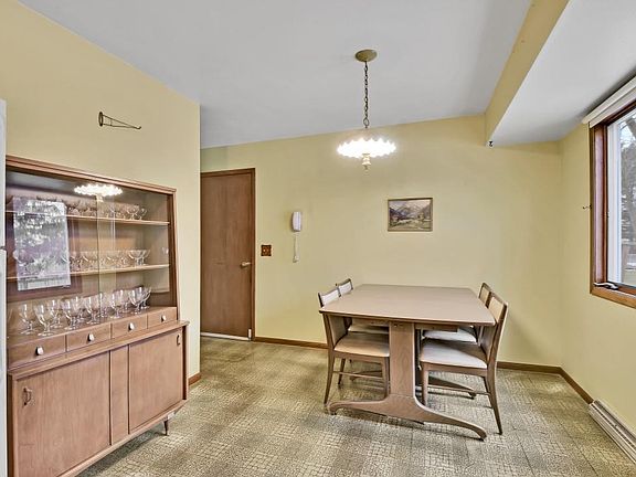 4th image of 812 Pleasantwood Dr