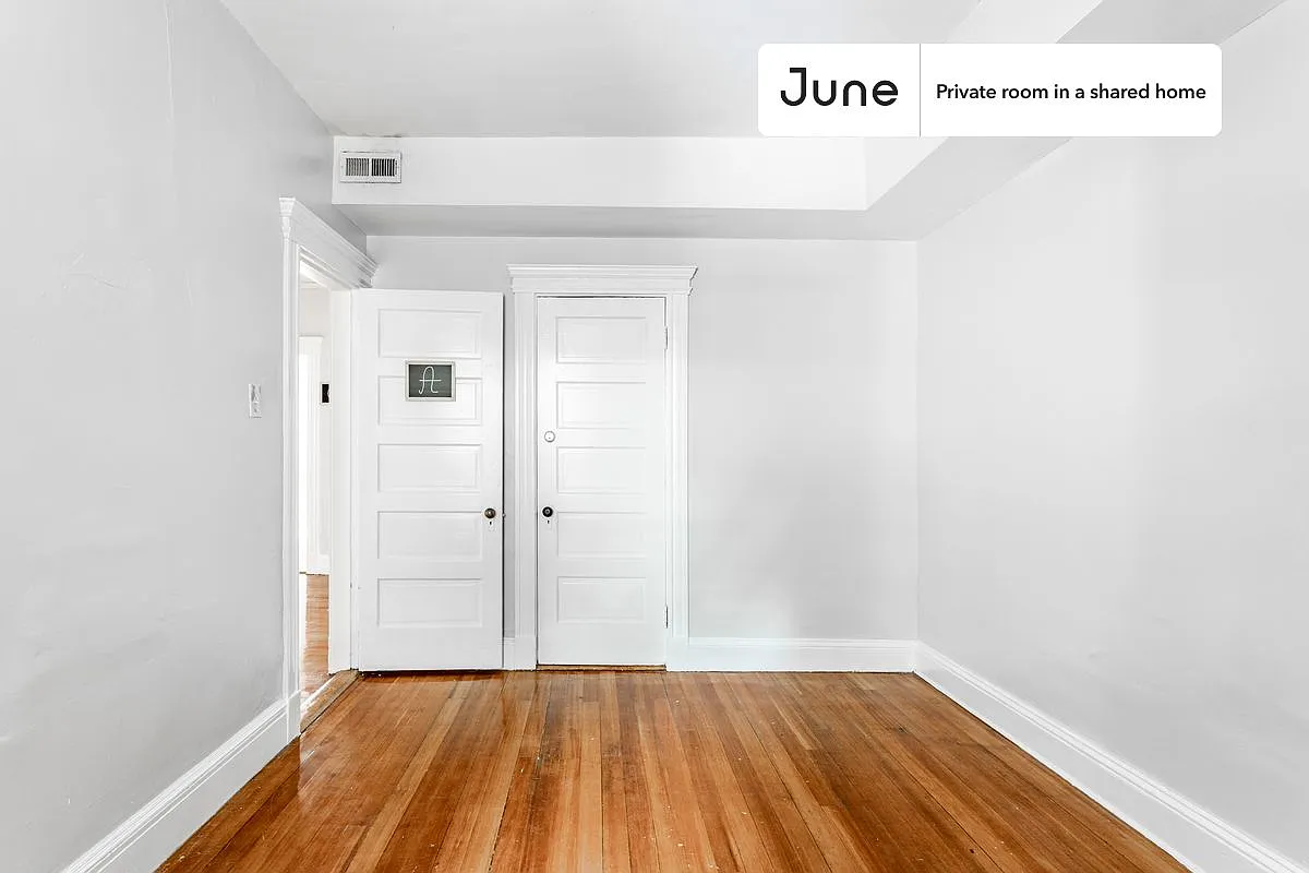 Queen bedroom in 4 bed/2 bath home in Brookline #1286 A — Photo 4