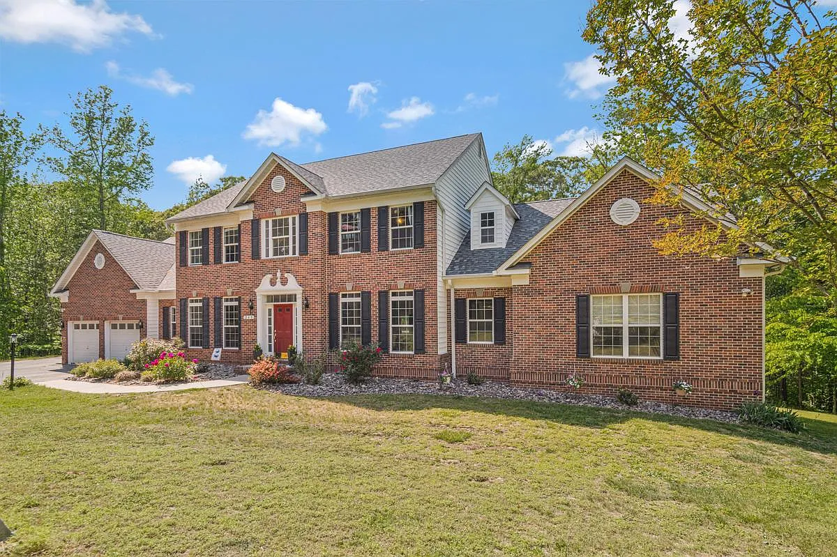 6 bed, 6524 sqft, $4,700 — Photo 1