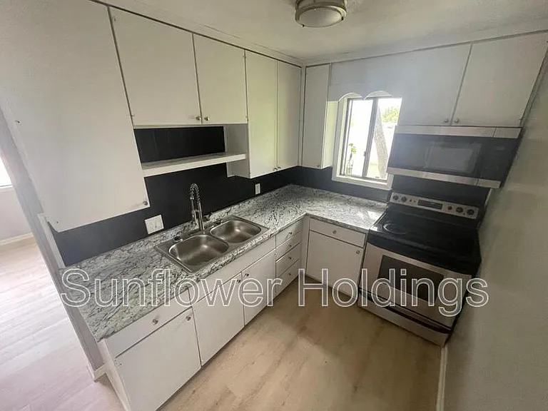 822 E Vine St #4 — Photo 3