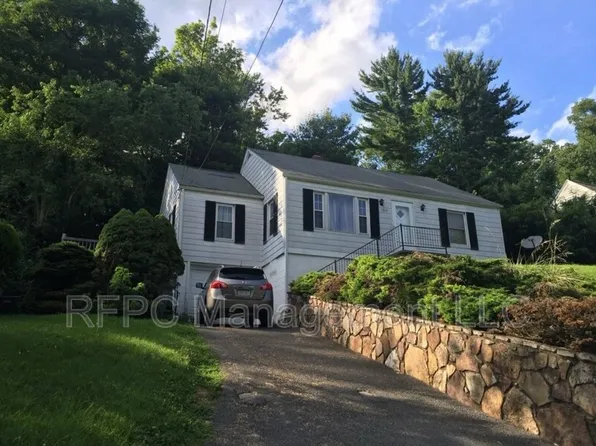 1219 East Dr, Bluefield, WV 24701