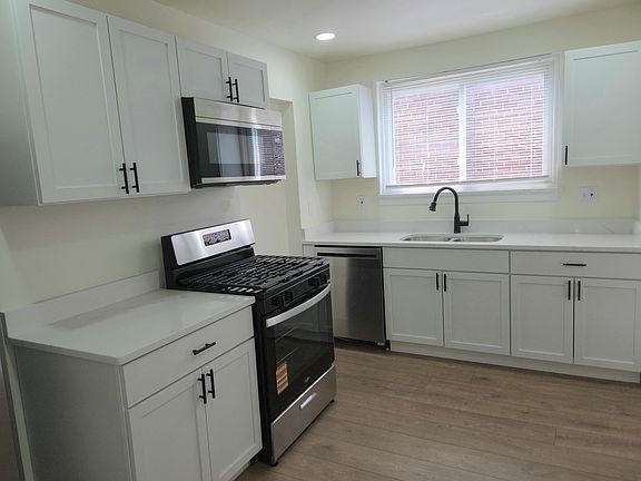 3rd image of 8398 W Outer Dr