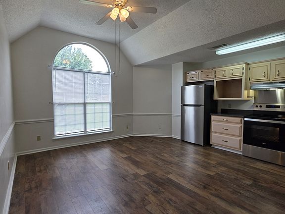 eat-in kitchen