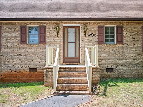 2nd image of 440 Splitrail Ln