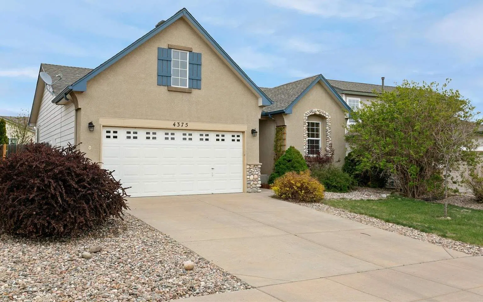 3 bed, 1177 sqft, $2,400 — Photo 2