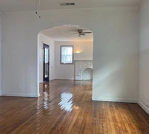 4th image of 3819 Roseland Ave