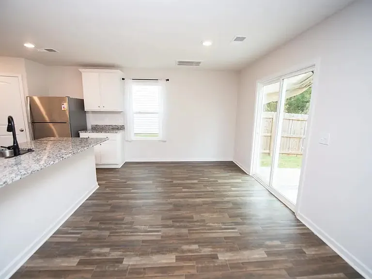 2228 Southlea Dr — Photo 9