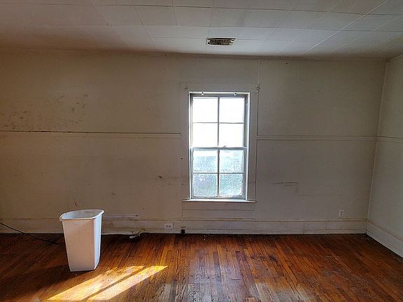 3rd image of 112 Williams St
