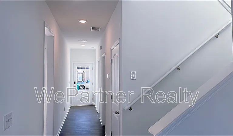 31 Sandstone Dr — Photo 2