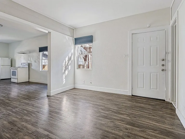 735 W 10th St #C — Photo 10