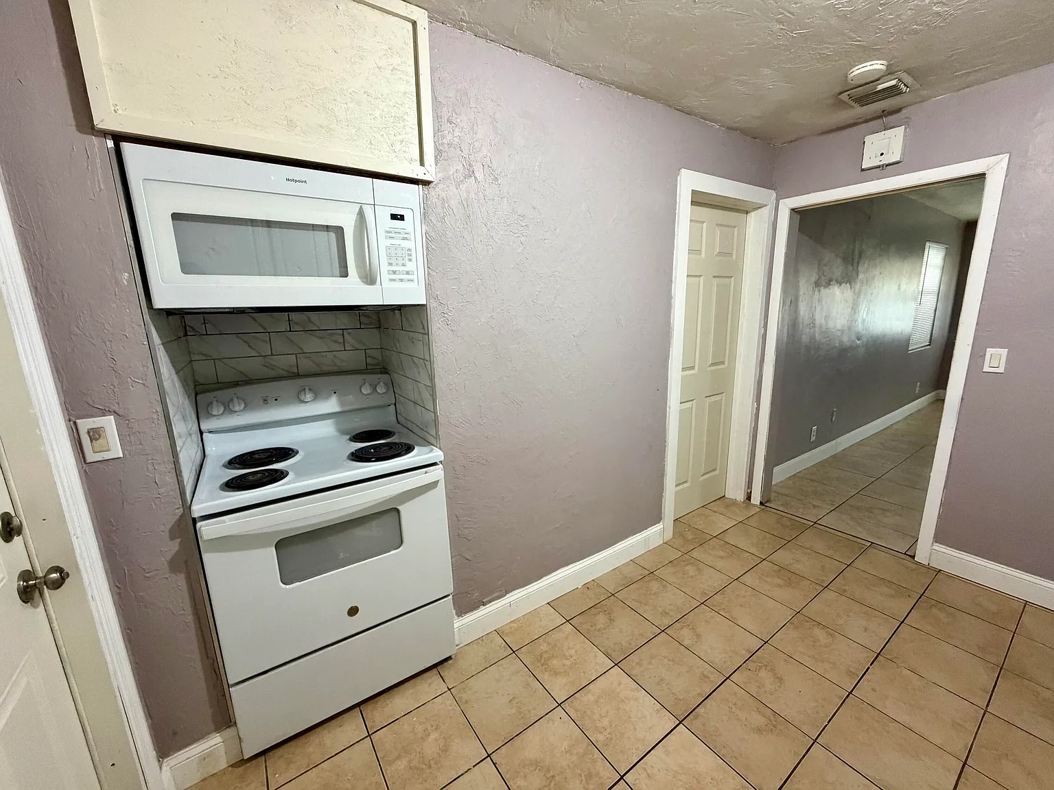 3 bed, 1.0 bath, 948 sqft, $2,300 — Photo 4