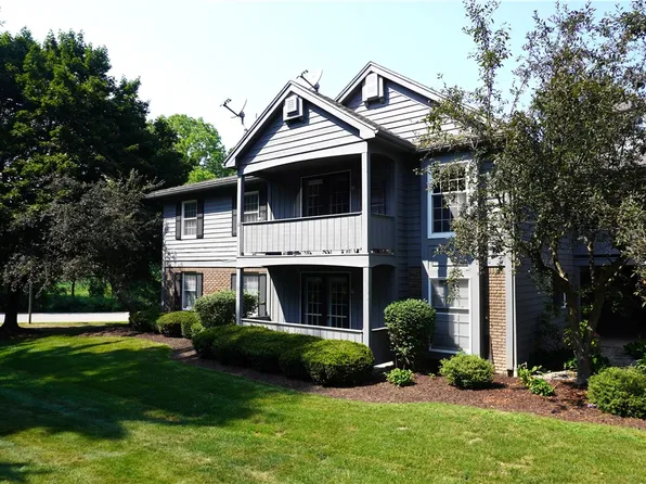 15 Wood Creek Dr, Pittsford, NY 14534