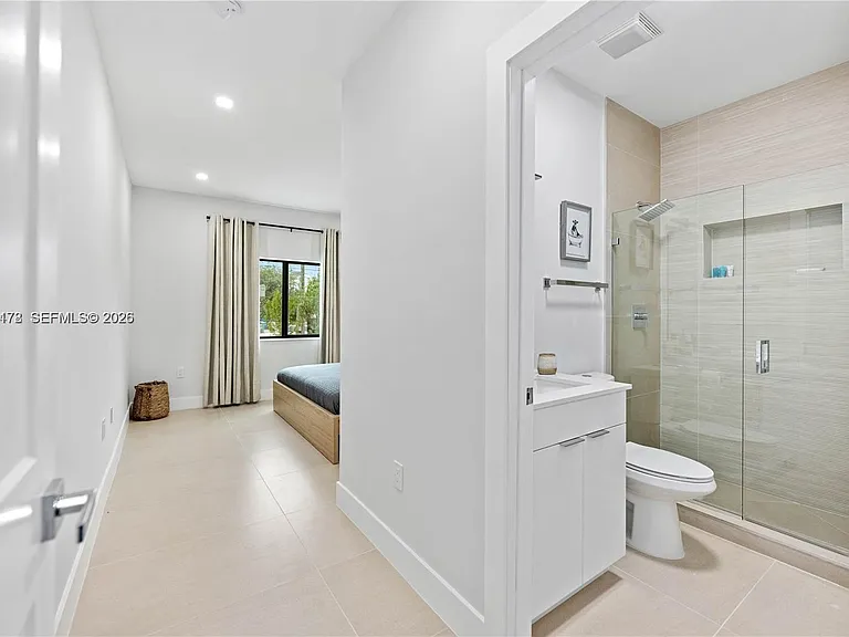 1121 NW 25th St — Photo 19