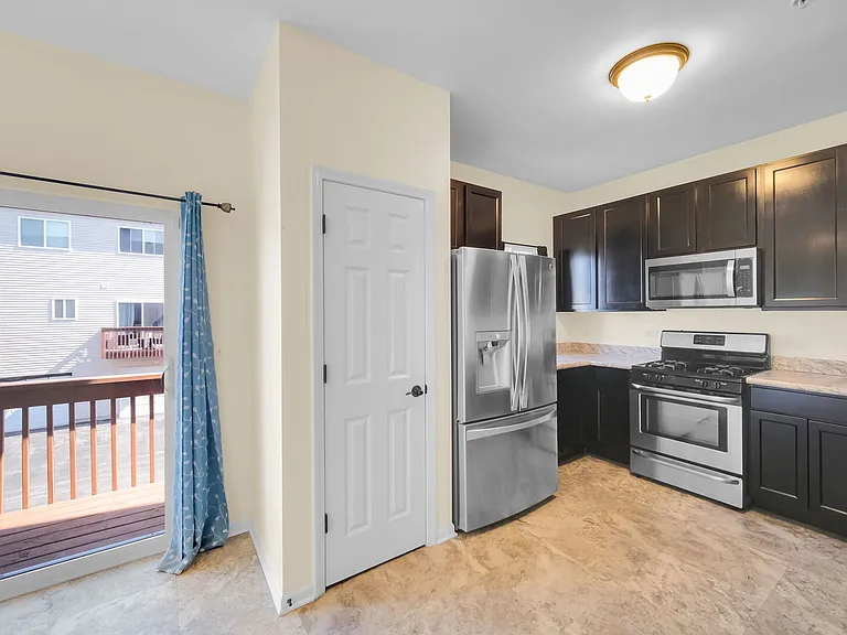 1476 Manning Ave — Photo 9