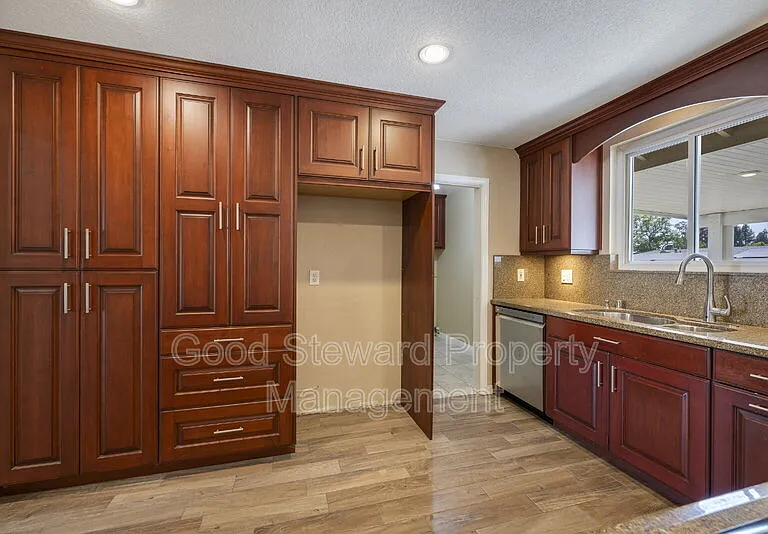 1219 N Van Buren St — Photo 26