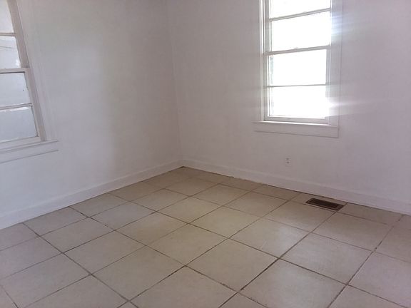 4th image of 1318 Washington St