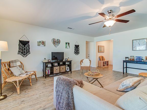 5th image of 18 Whisperwood Ln