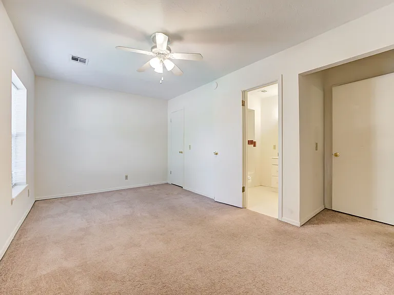 604 S Flood Ave #604 — Photo 5